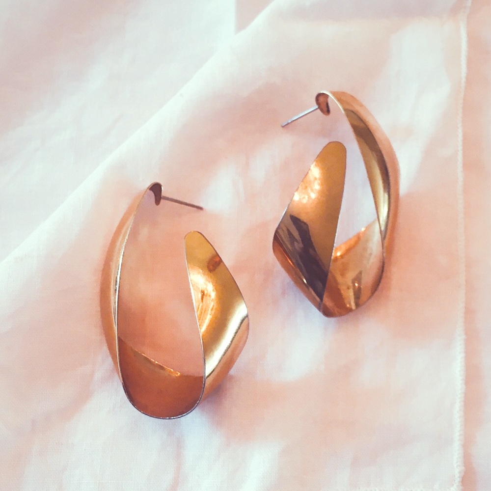 Vintage 1970s/80s Gold tone Flat Hoop Earrings 🌟